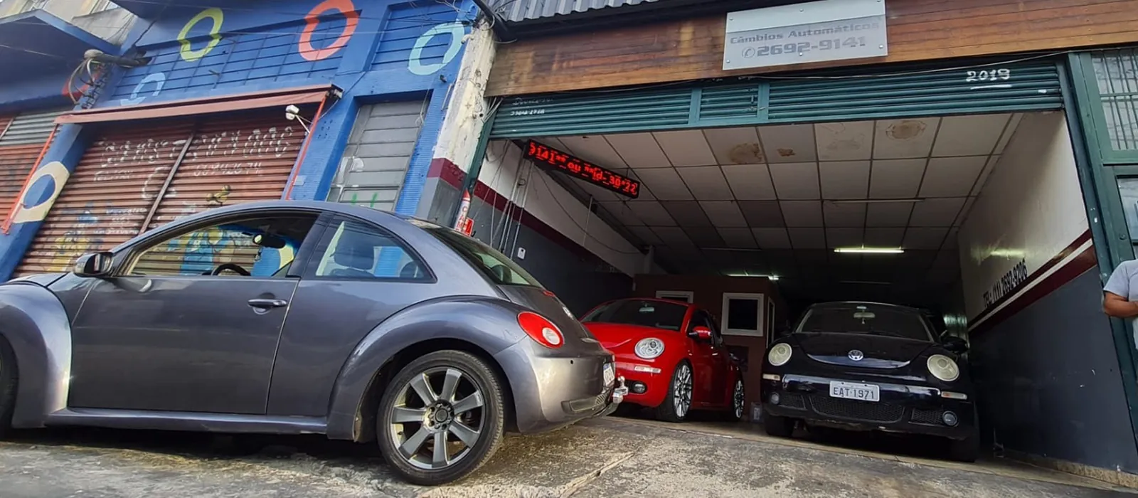 Fachada da Automáticos Mooca na Mooca, com a placa Câmbios Automáticos